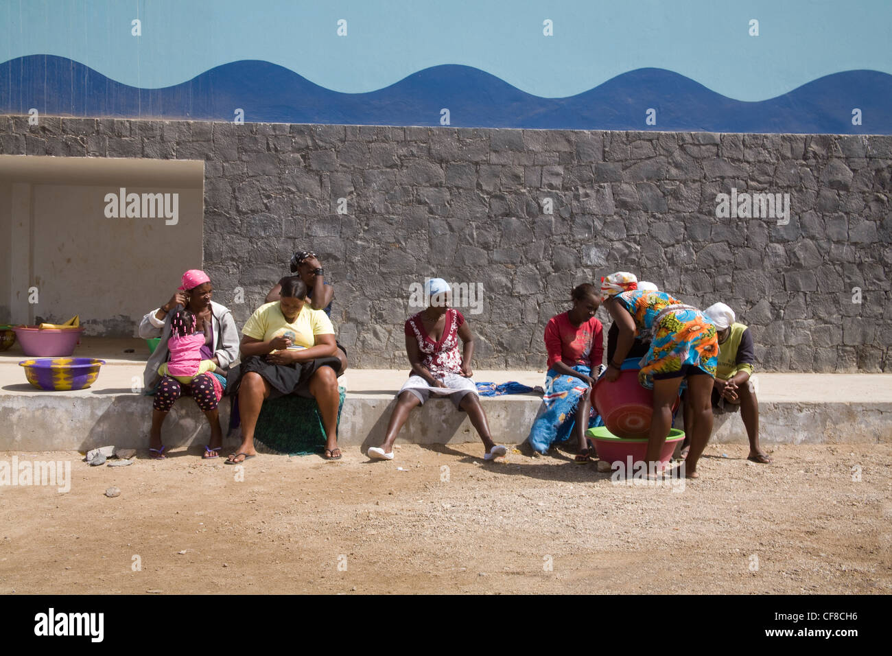 Sal Rei Boa Vista Kap Verde einheimische Frauen sitzen außerhalb kommunaler Fisch Markt eine Überprüfung Handy Stockfoto