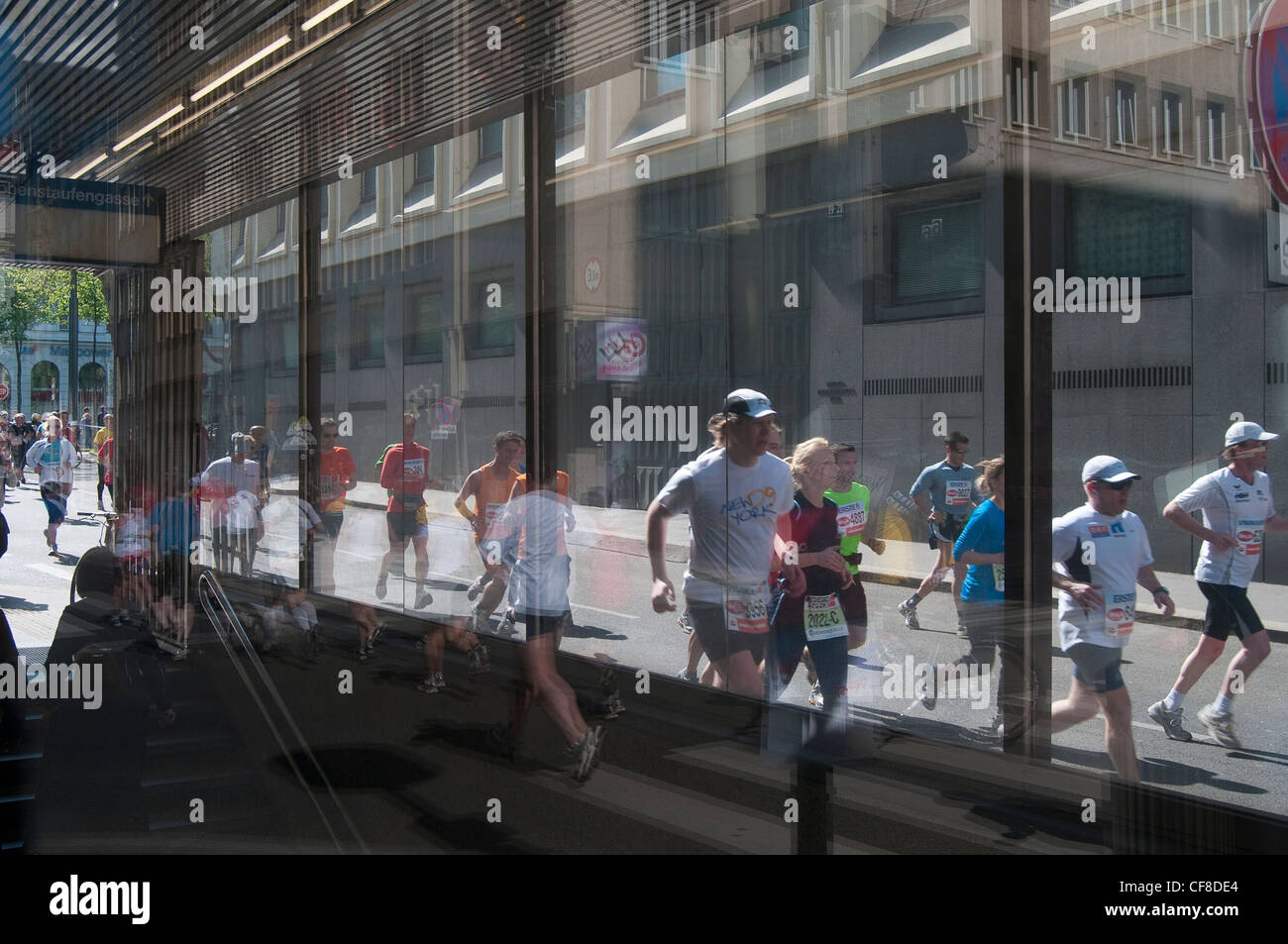 Wiener Stadtmarathon, Jogger, die an der Metorstation vorbeilaufen Stockfoto