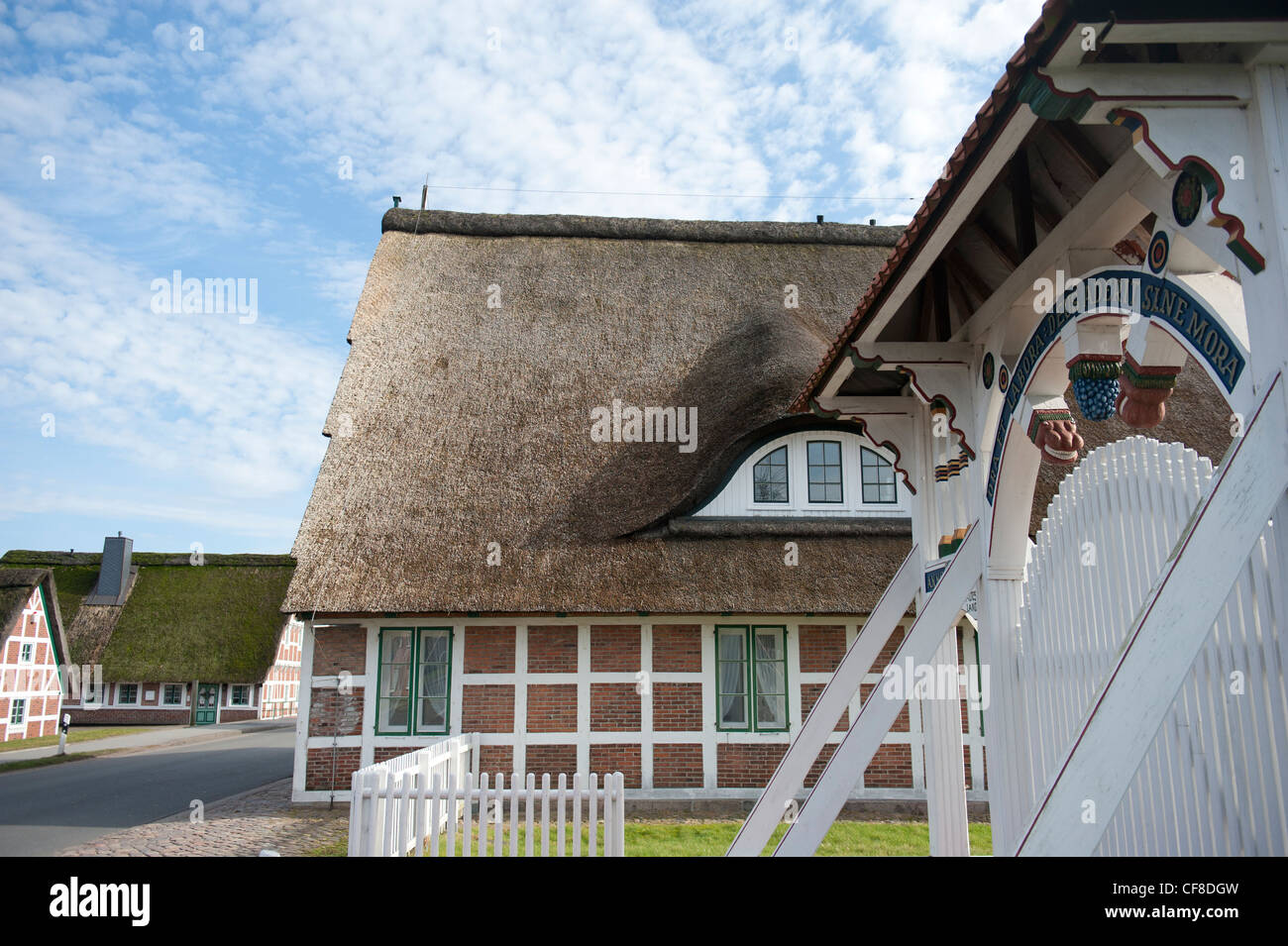 In Jork zeigt das Museum "Altes Land" das reiche Erbe in einem traditionellen Bauernhaus mit weißen Eingangstor Stockfoto