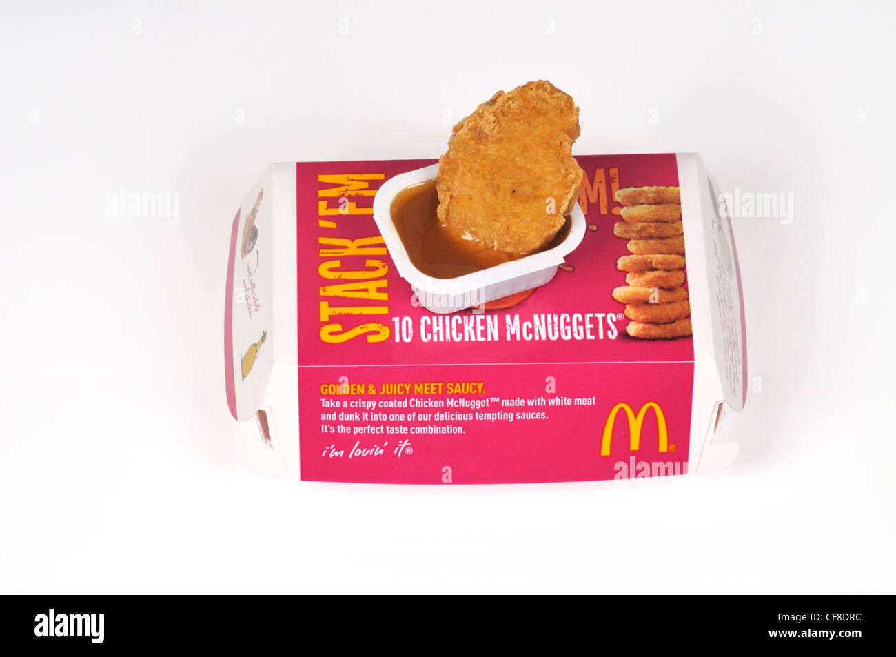Container von McDonald's Chicken McNuggets mit einem Huhn Stück an der Oberseite der Verpackung, in Soße auf weißem Hintergrund ausschneiden Stockfoto