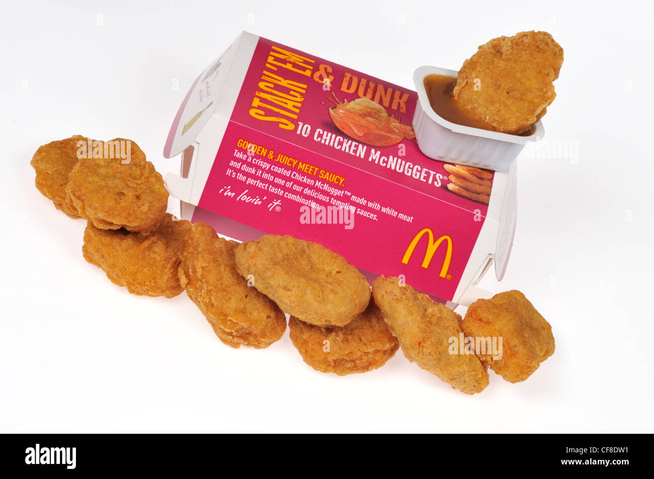 Container von McDonald's Chicken mcnuggets mit einem Nugget auf der Oberseite der Verpackung, in Soße auf weißem Hintergrund ausschneiden Stockfoto