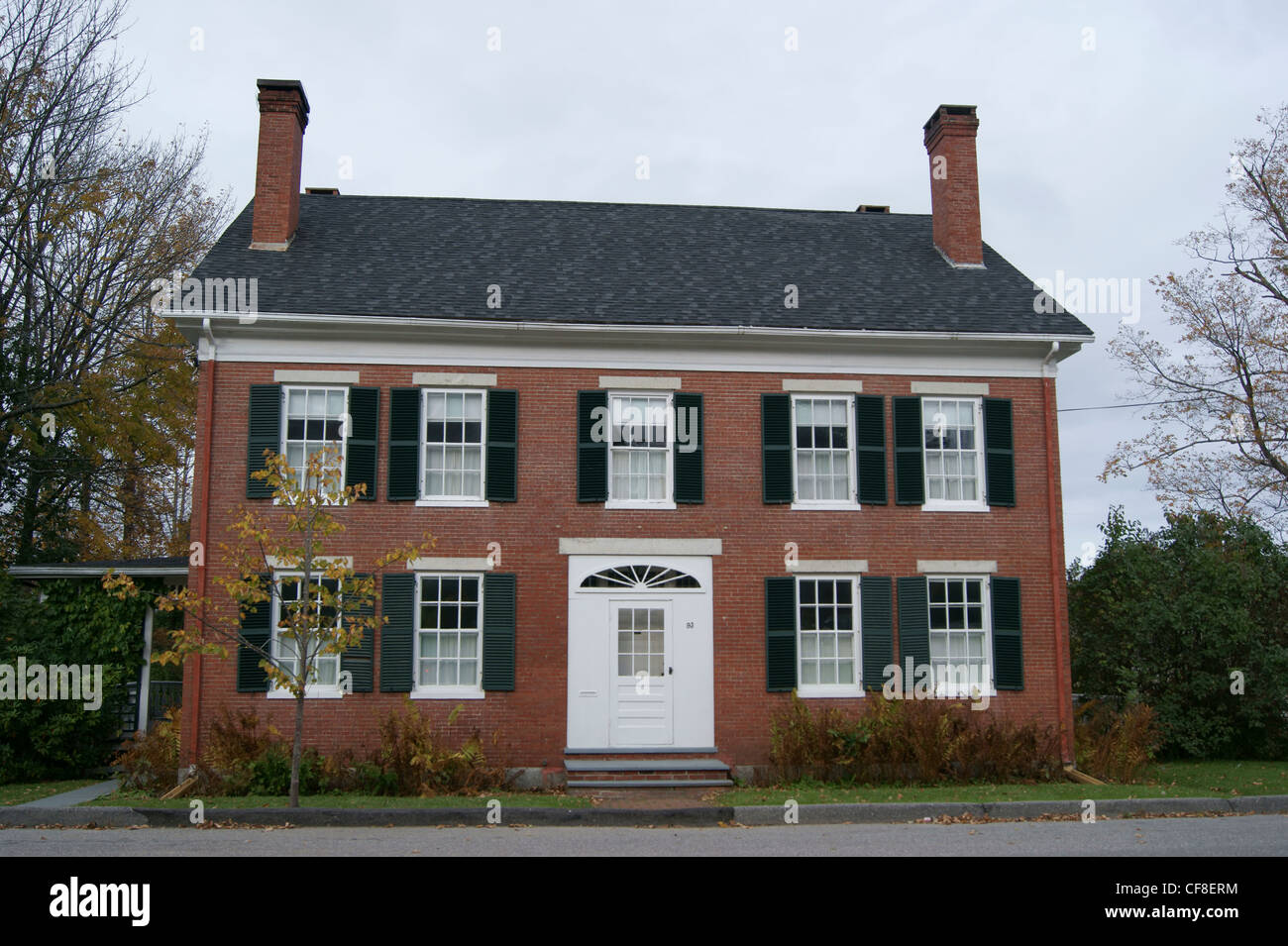 In voller Länge Blick auf ein Ziegelhaus Colonial Revival Stil in Belfast, Maine. Stockfoto