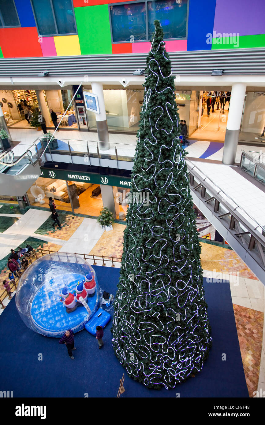 Riesige Kiefer mit Ornamenten in einem Einkaufszentrum in der Weihnachtszeit Stockfoto