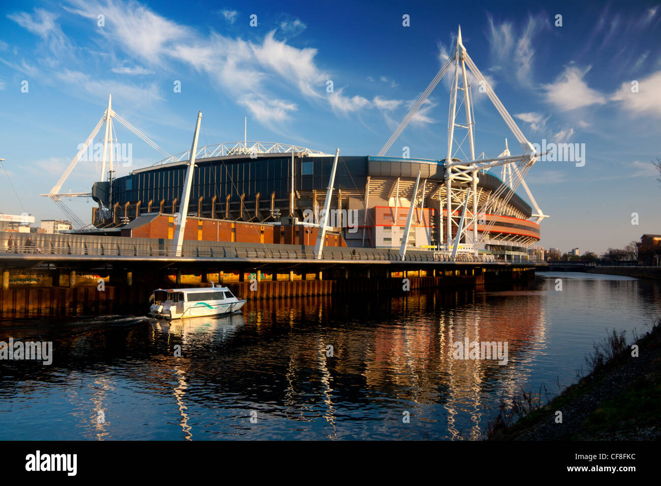 Millennium Stadium mit Wasserbus (Aquabus) vorbei unten am Fluss Taff Cardiff South Wales UK Stockfoto