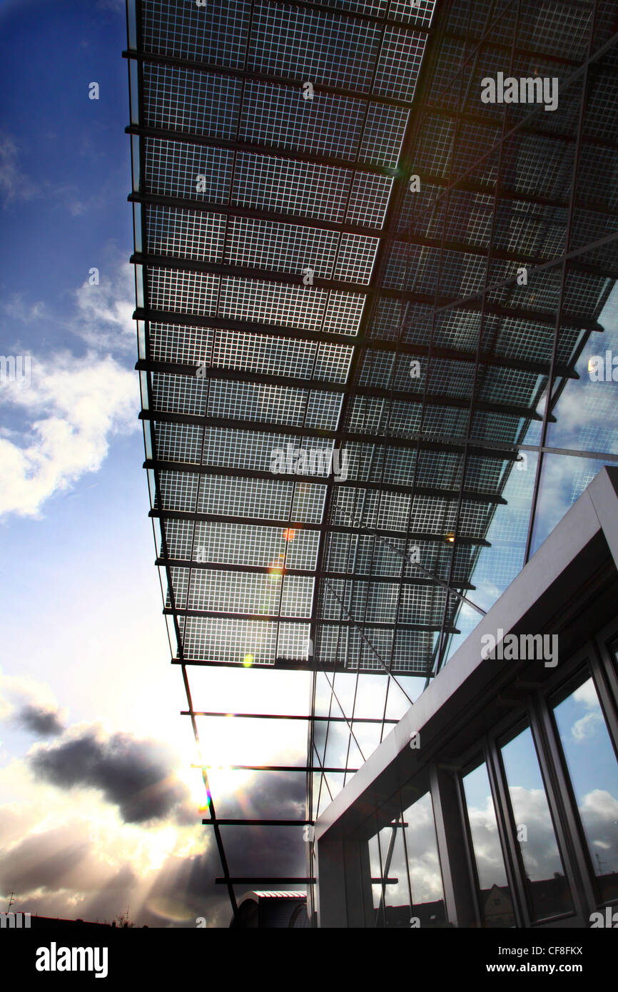 Glasdach des Messe-Essen, Messegelände. Sonnenkollektoren sind die Glasfliesen, Solarenergie Energie zu erzeugen. Deutschland. Stockfoto