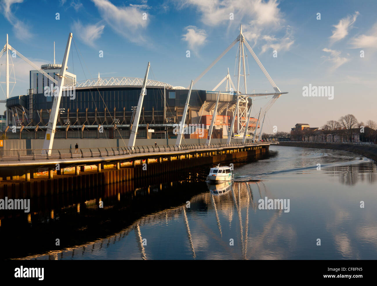 Millennium Stadium mit Wasserbus (Aquabus) vorbei unten am Fluss Taff Cardiff South Wales UK Stockfoto