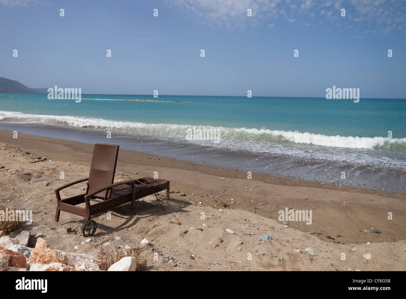 Alte liege in Latchi gebrochen Strand, Paphos, Zypern Stockfoto