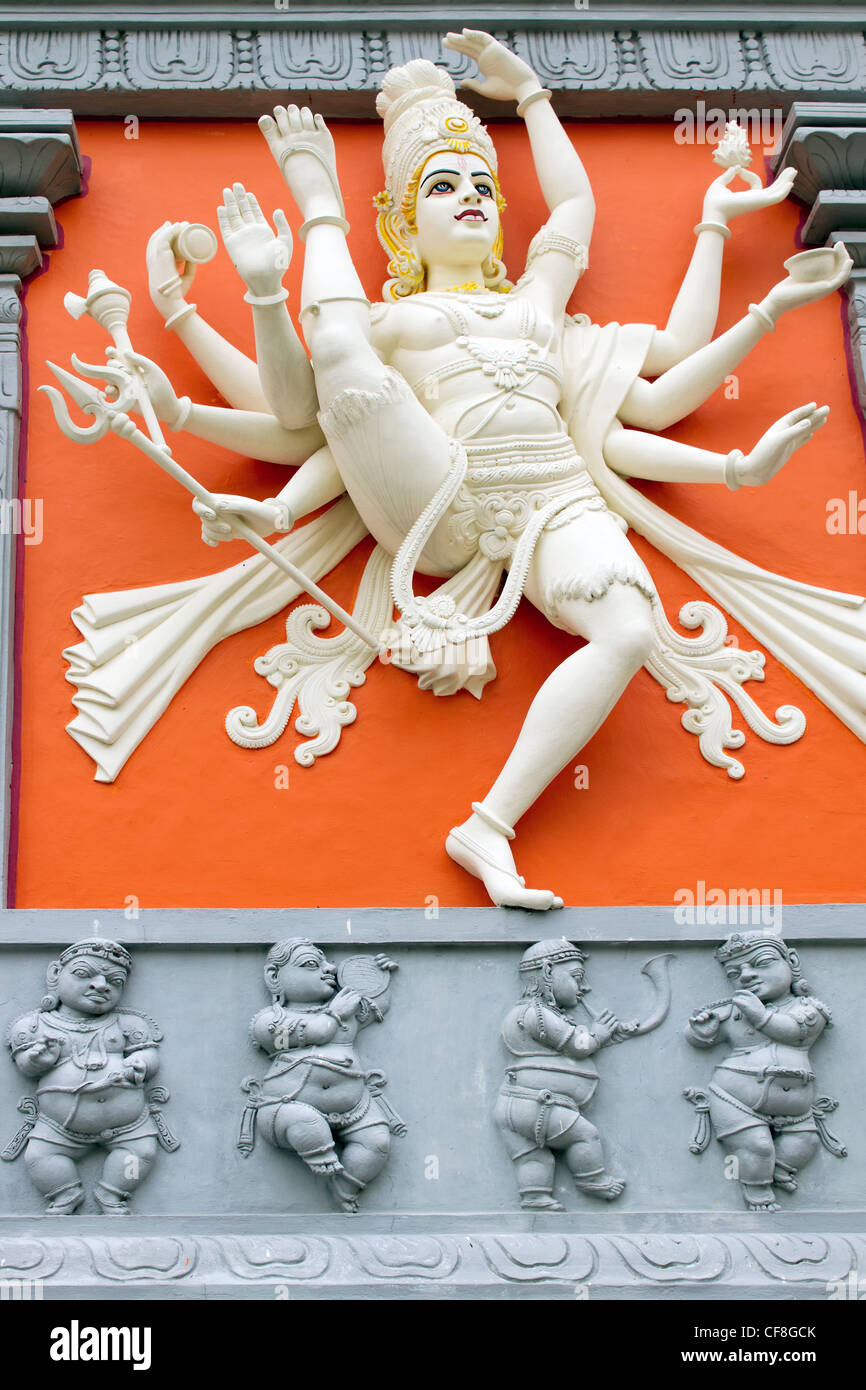 Hindu-Göttin mit vielen Armen halten Waffen Statue an der Sri Senpaga Vinayagar Tempel Stockfoto
