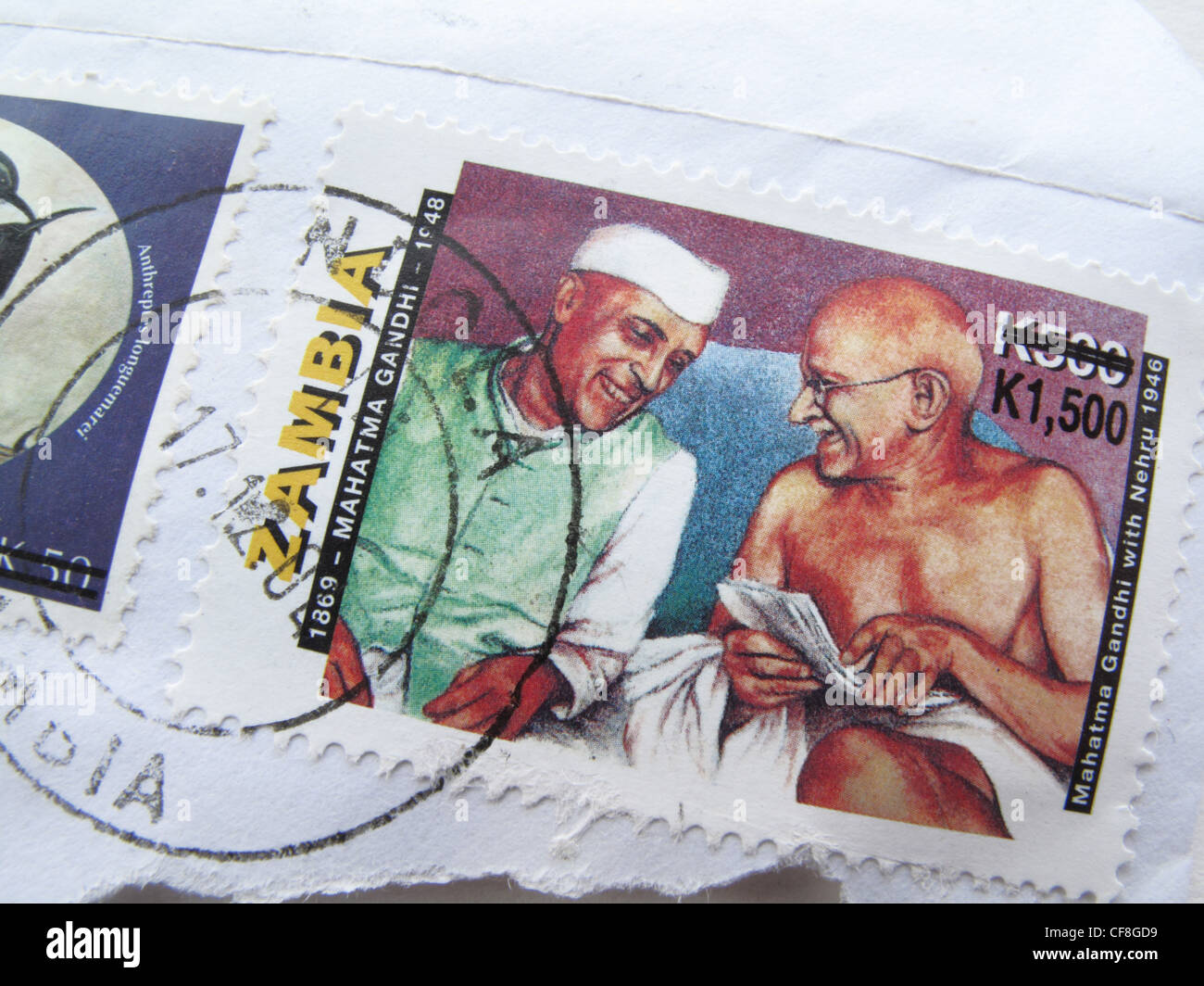 Ein Detail einer Briefmarke aus Sambia feiert das Leben Mahatma Gandhi, sitzt neben Neru. Stockfoto