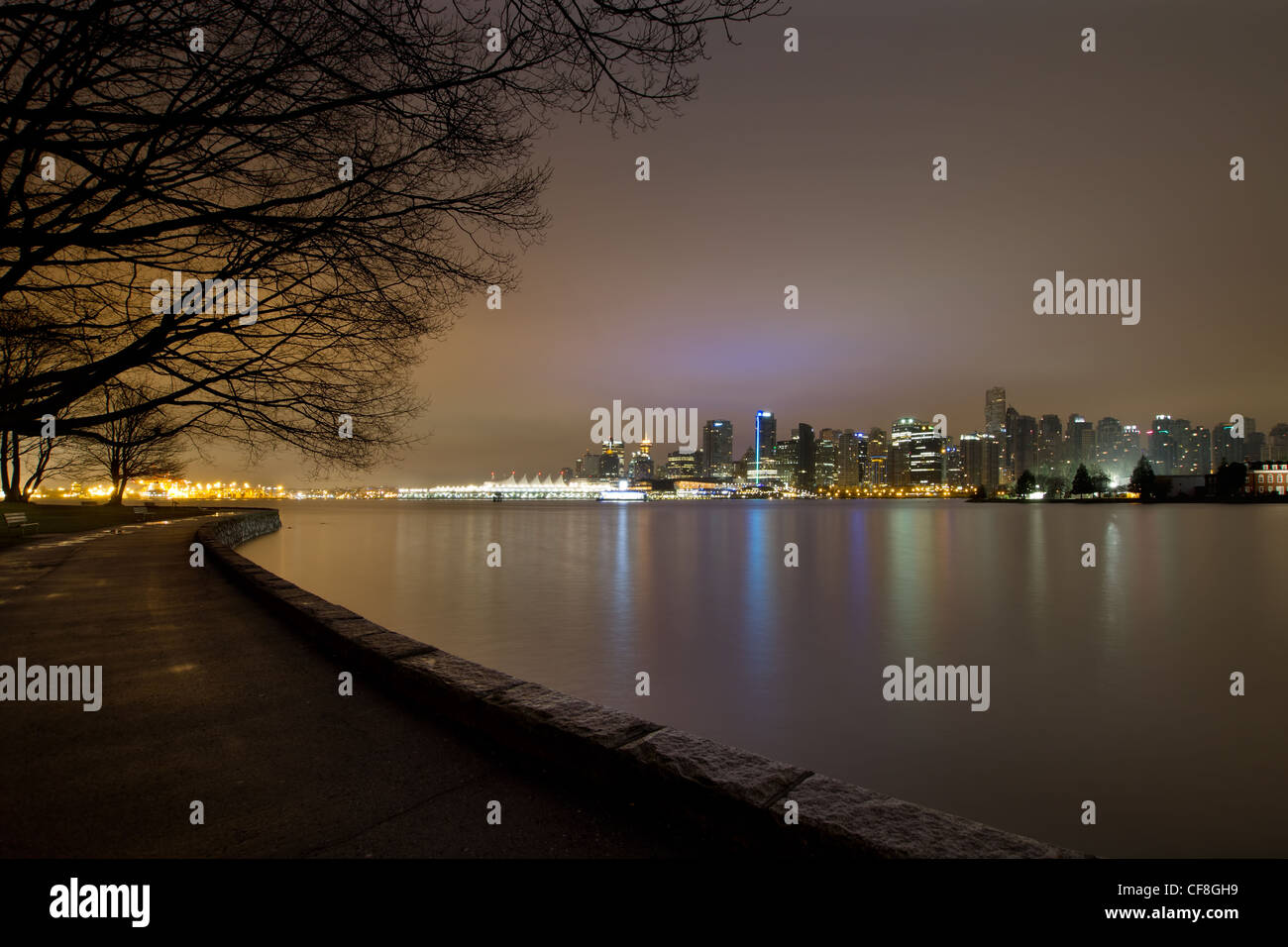 Vancouver BC Kanada Stanley Park mit Skyline der Stadt entlang der Ufermauer im Morgengrauen Stockfoto