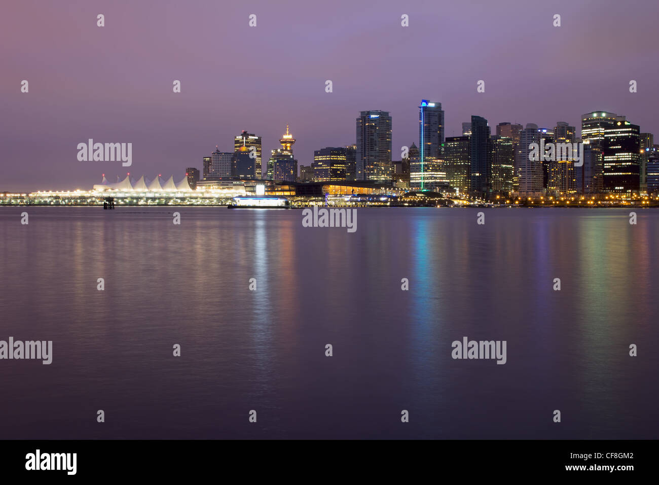 Skyline von Vancouver BC und dem Stanley Park entlang Burrard Inlet im Morgengrauen Stockfoto