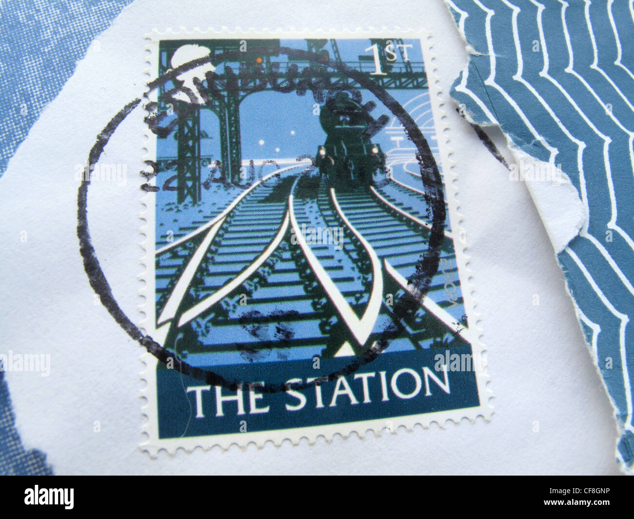 Eine Nahaufnahme von einer britischen erstklassige Briefmarke frankiert in Ediburgh und zeigt die Station Eisenbahnlinien und nähert sich dem Zug. Stockfoto