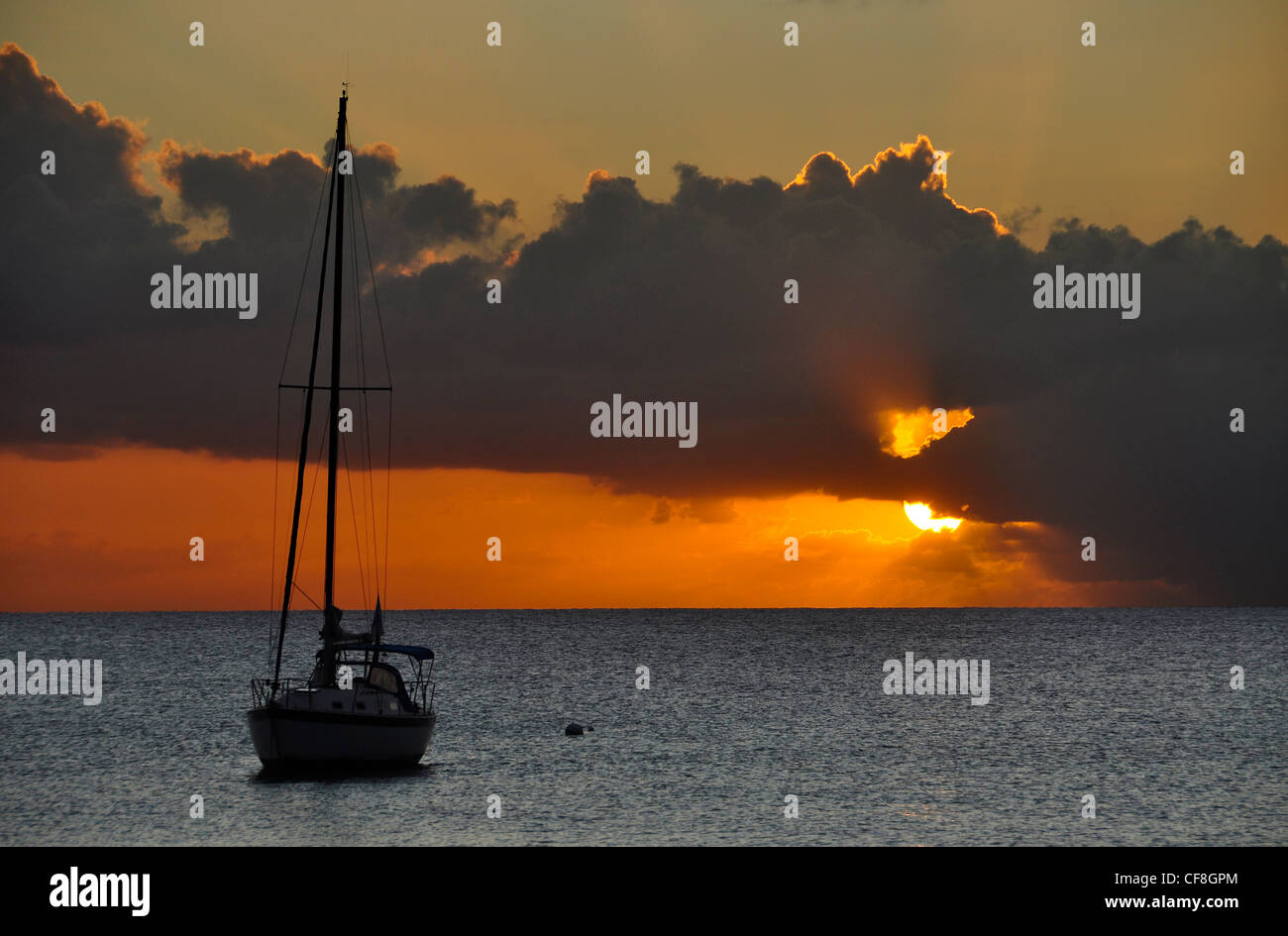Segelboot bei Sonnenuntergang. St. Croix, Amerikanische Jungferninseln. Stockfoto