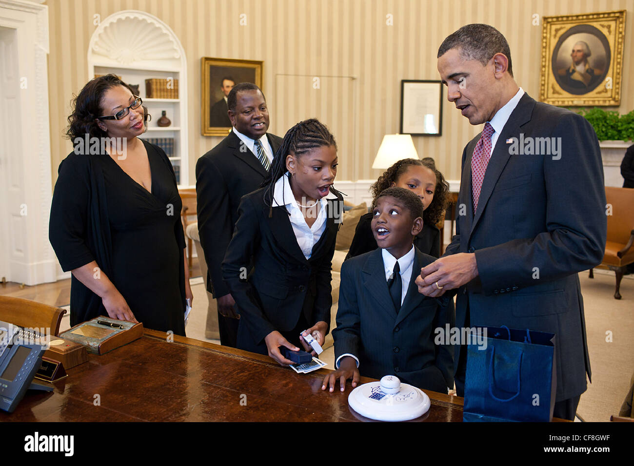 Präsident Barack Obama gibt Geschenke für Make-a-Wish Kind Kai Dunbar, Dritter von links und ihre Familie während ihres Besuches zum Oval Office 14. April 2011 in Washington, DC. Stockfoto