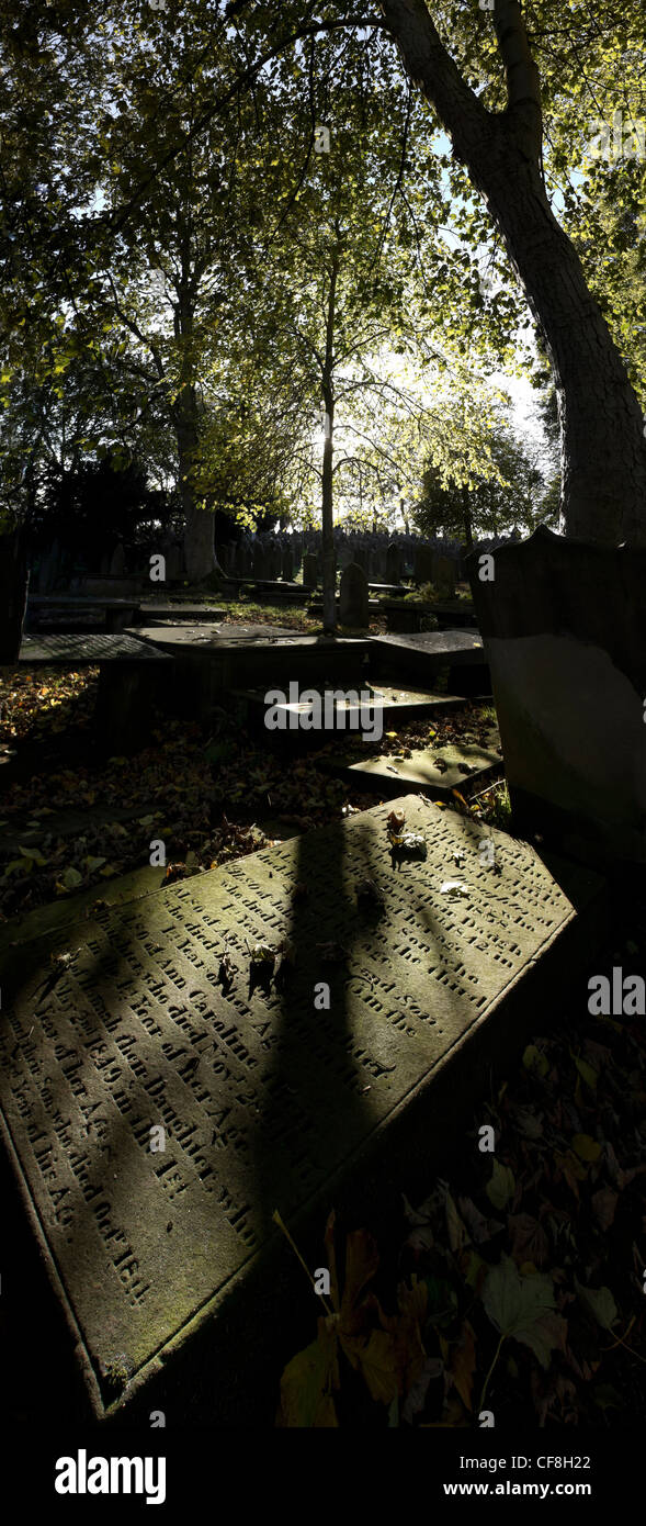 Panoramische Ansicht der Kirchhof Haworth, West Yorkshire im Herbst. Stockfoto