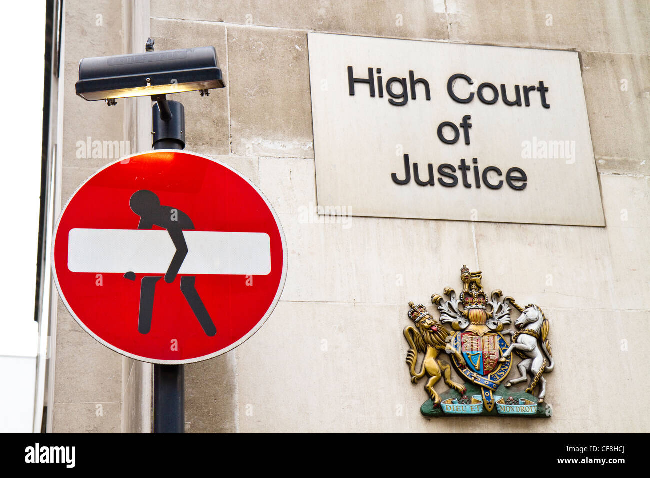 Kein Eintrag Zeichen unkenntlich gemacht um zu schauen, wie ein Teil davon wird gestohlen. Das Schild befindet sich außerhalb der High Court of Justice in London, England. Stockfoto
