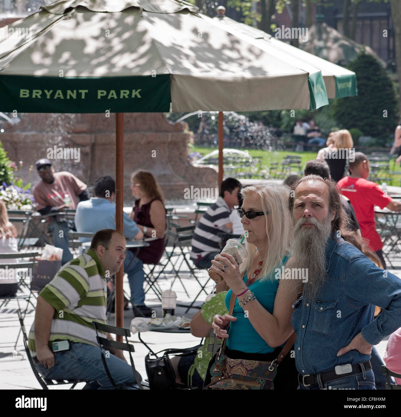 Ein paar genießen Sie die Sehenswürdigkeiten durchstreifen Bryant Park in New York City. Stockfoto