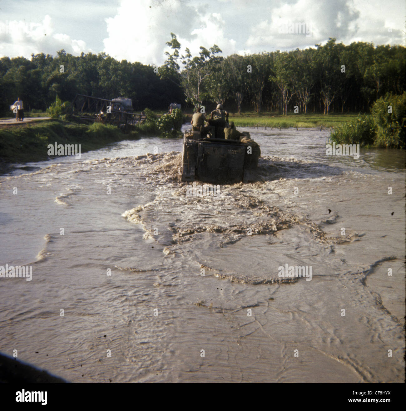 APC durchqueren Fluss bei Suche und zerstören mission 1: 5 (mechanisiert) Infanterie CU CHI Vietnamkrieg 1966 M113 armored Personne Stockfoto