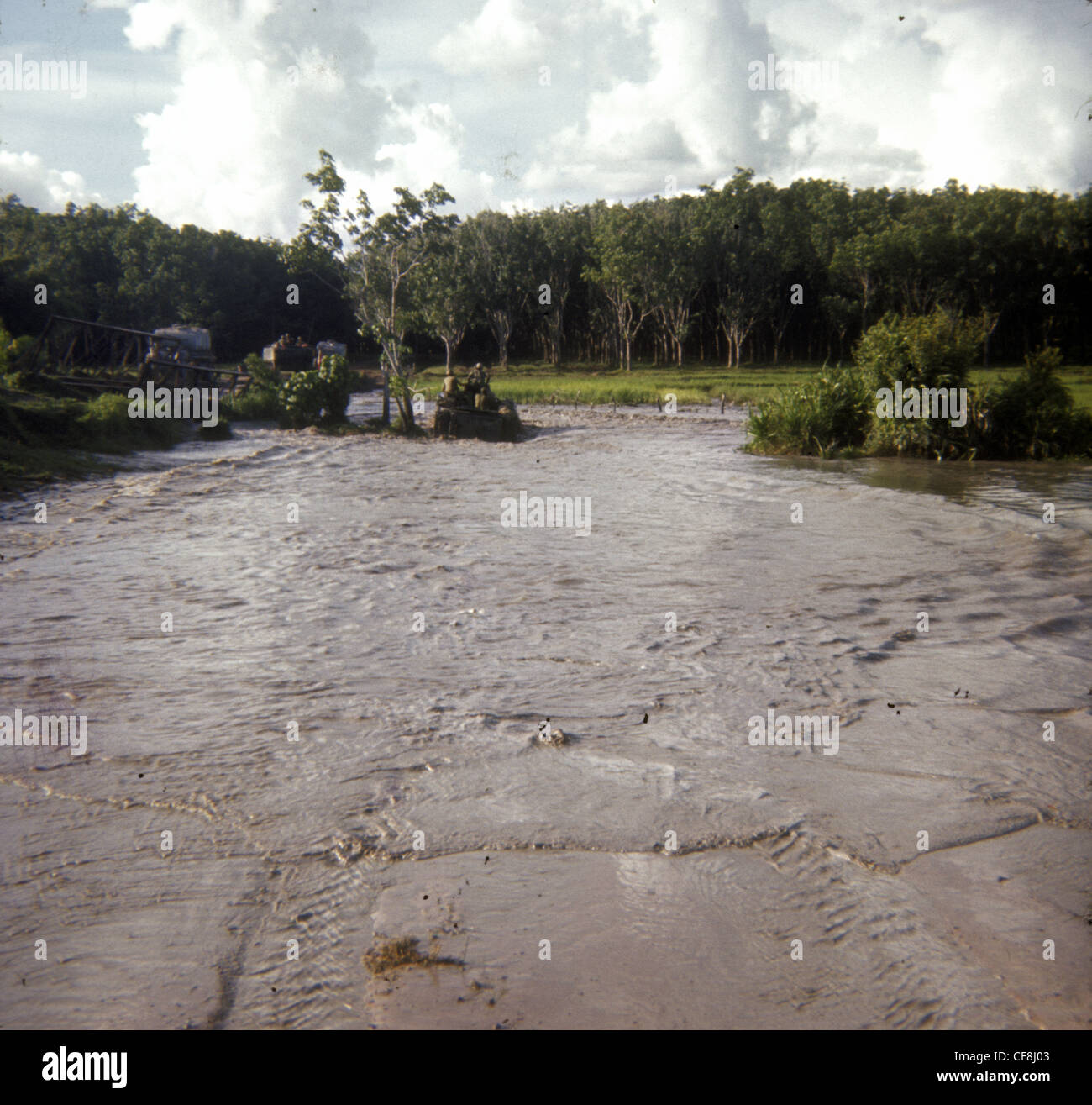 APC durchqueren Fluss bei Suche und zerstören mission 1: 5 (mechanisiert) Infanterie CU CHI Vietnamkrieg 1966 M113 armored Personne Stockfoto