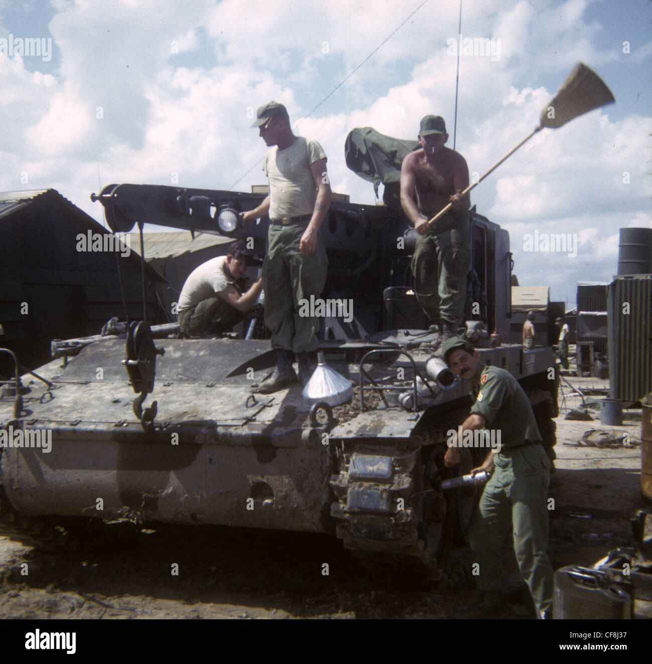 Amerikanische Soldaten Reinigung schmutzig schlammig APC 1/5. (mechanisiert) Infanterie CU CHI Vietnamkrieg 1966 M113 gepanzerte Mannschaftswagen 2 Stockfoto