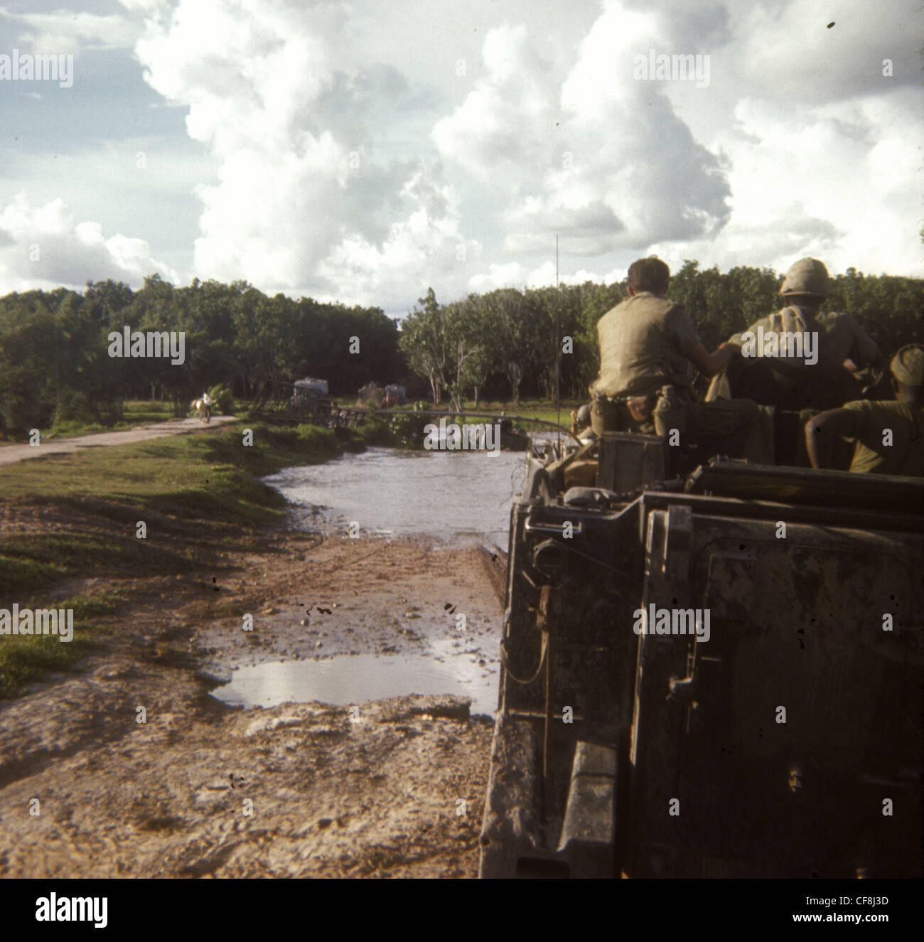 Soldaten auf APC auf suchen und zerstören-mission 1: 5 (mechanisiert) Infanterie CU CHI Vietnamkrieg 1966 M113 Schützenpanzer Stockfoto