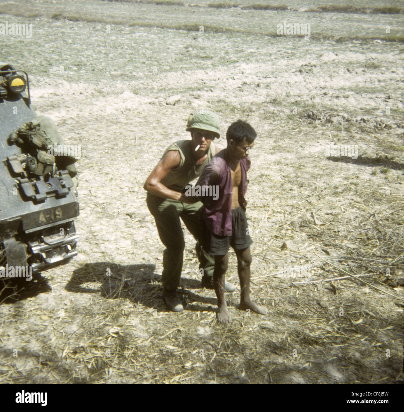Amerikanischer Soldat sucht VC POW 1/5. (mechanisiert) Infanterie CU CHI Vietnamkrieg 1966 M113 gepanzerte Mannschaftswagen 25. Infan Stockfoto