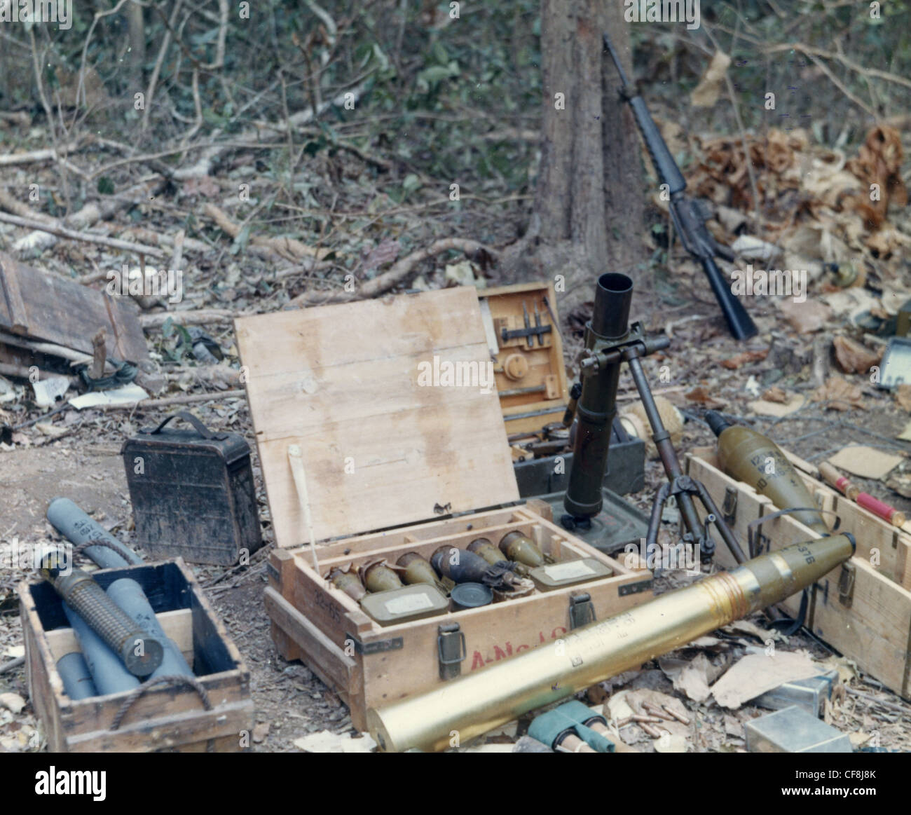 Munition und Ausrüstung in einem Bunker von den Mitgliedern der 1. Kavallerie-Division im Bereich Angelhaken von Kambodscha entdeckt. Mörser Stockfoto