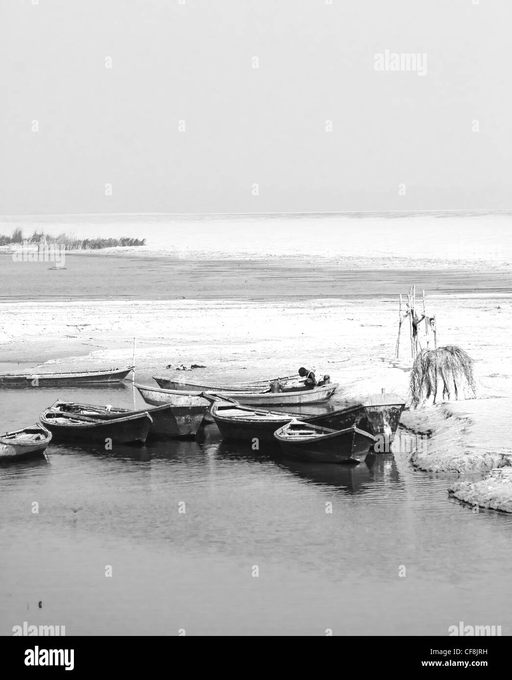 leere Zeile Boote am Ufer des Ganges, Lavayan Dorf in der Nähe von Allahabad, Indien Stockfoto