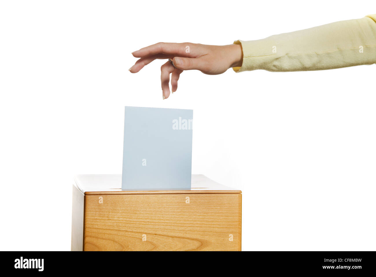 eine junge Frau abgibt in einem Wahl-Votum. Stimmzettel im Wahllokal. Stockfoto