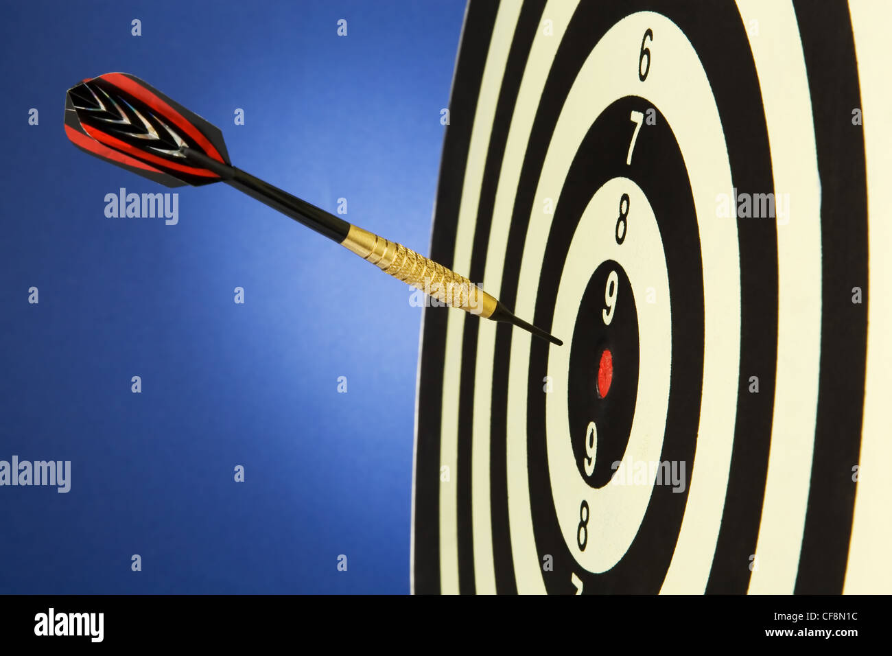 ein Pfeil mit einem Dart-Spiel hat die Marke getroffen. Stockfoto