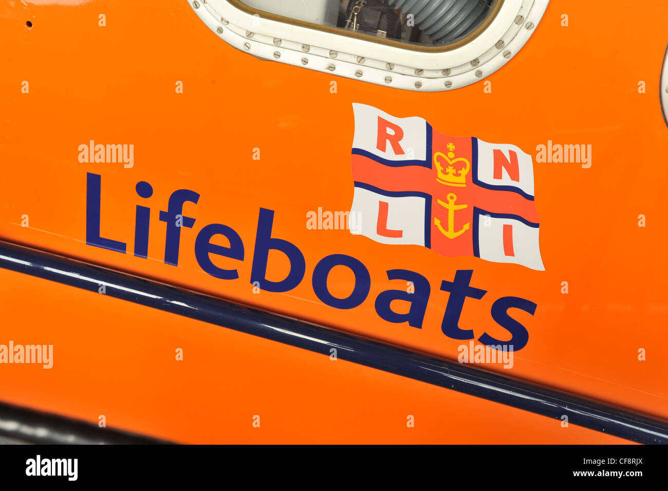 RNLI-Logo auf Selsey Rettungsboot Stockfoto