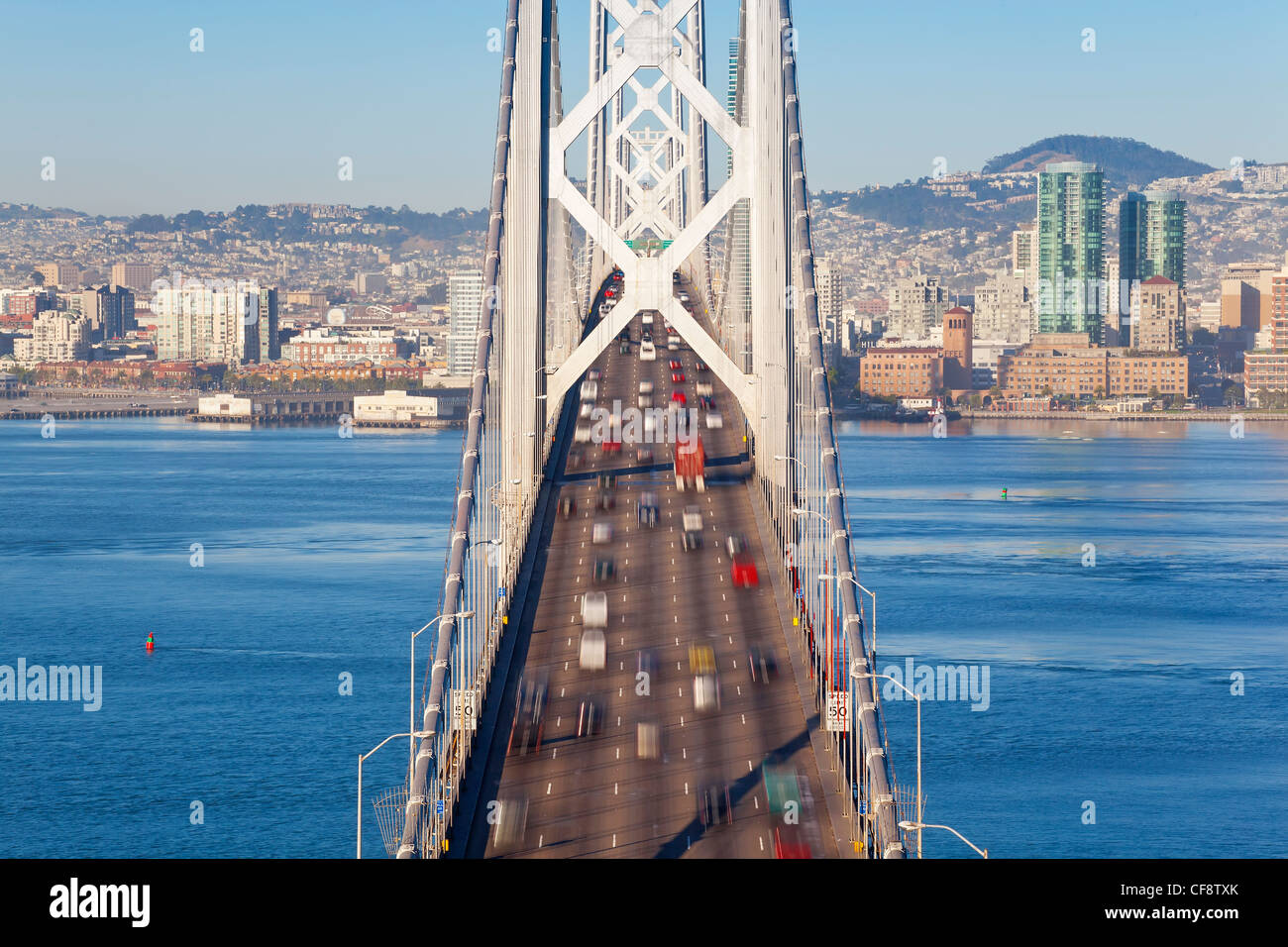 USA, Kalifornien, San Francisco, Oakland Bay Bridge und die Skyline der Stadt Stockfoto