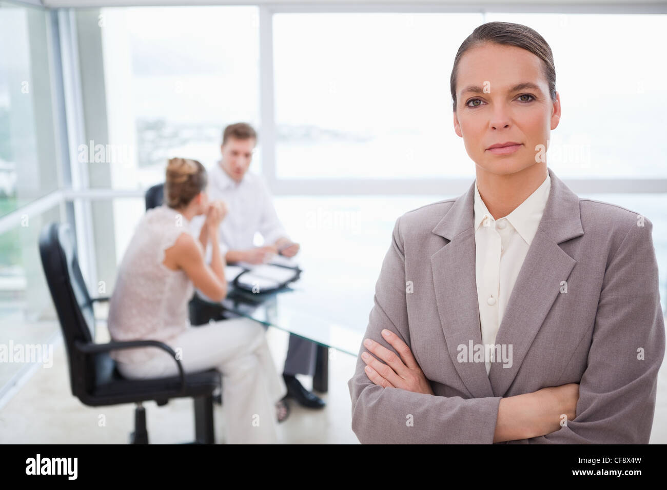 Berater stehen mit verschränkten Armen Stockfoto