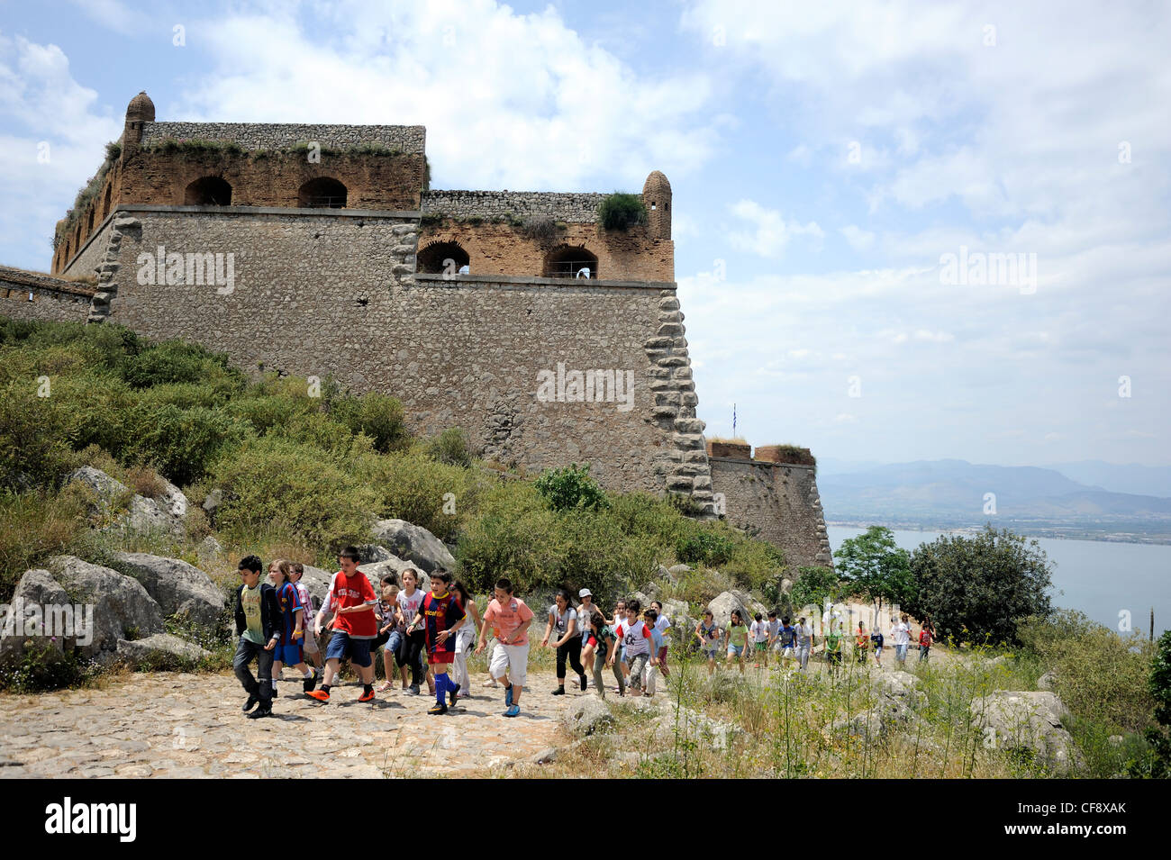 Nafplio, Peloponnes, Griechenland, einheimische Kinder vivsiting Festung Palamidi Stockfoto