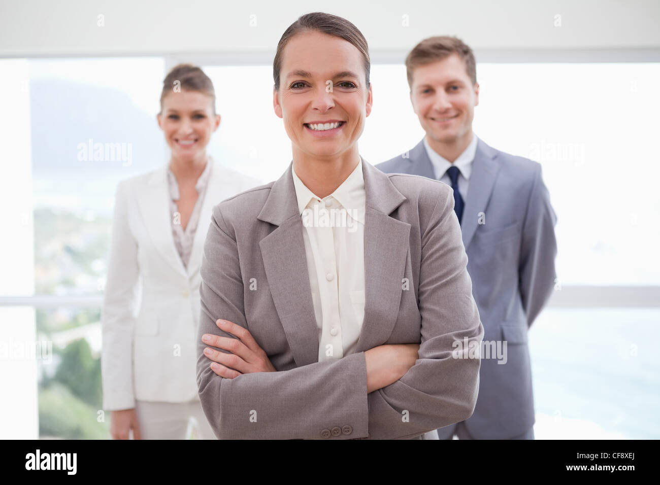 Unternehmensberater mit verschränkten Armen Stockfoto