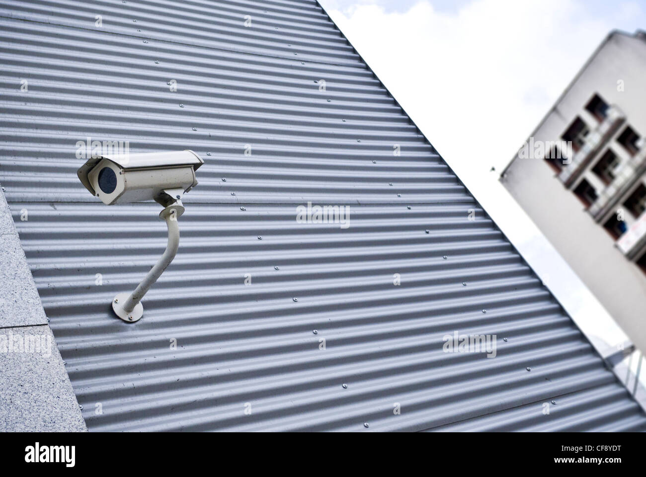 Überwachung Überwachungskamera auf ein modernes Gebäude Stockfoto