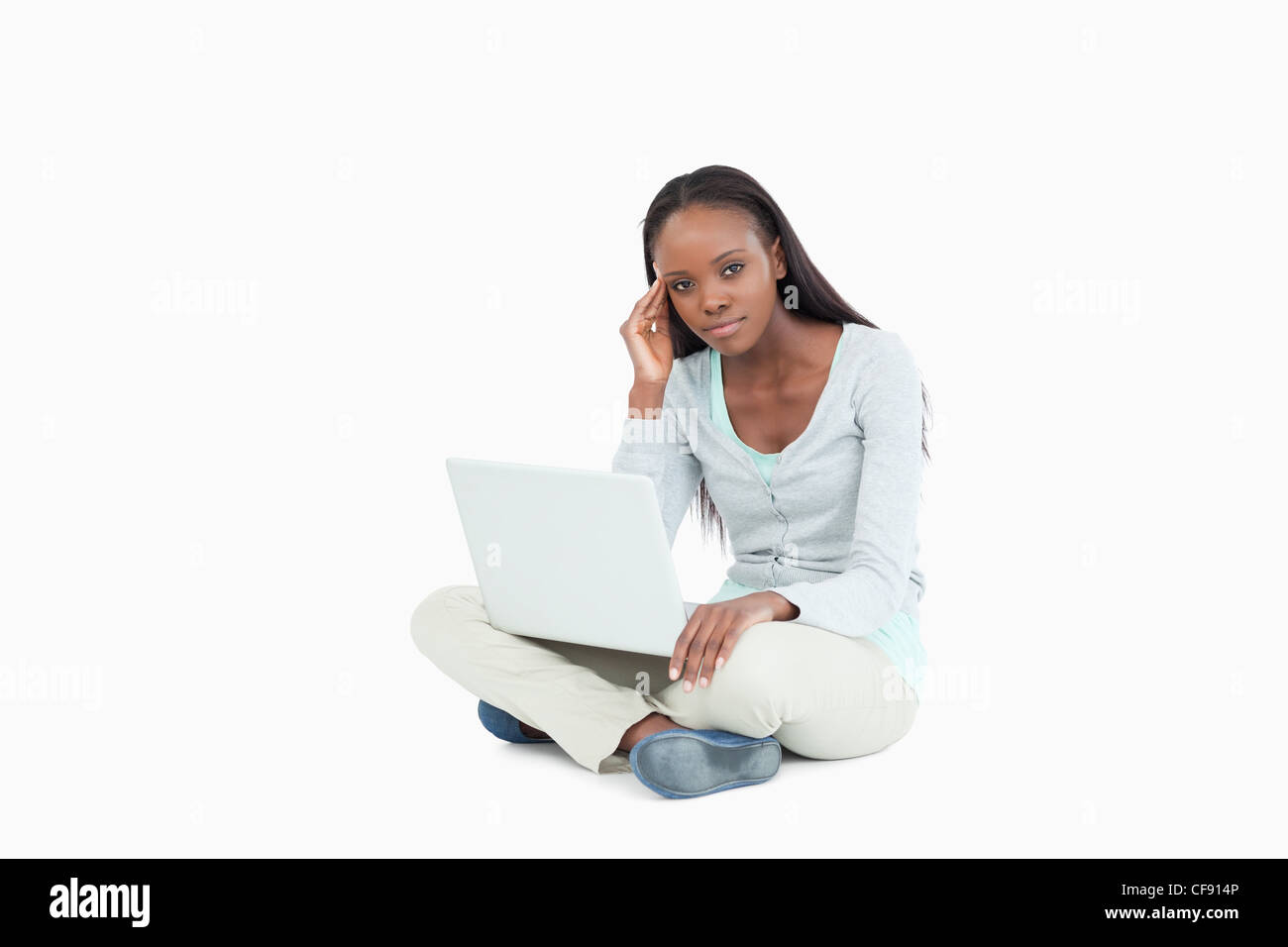 Frau sitzt auf dem Boden Laptop Probleme Stockfoto