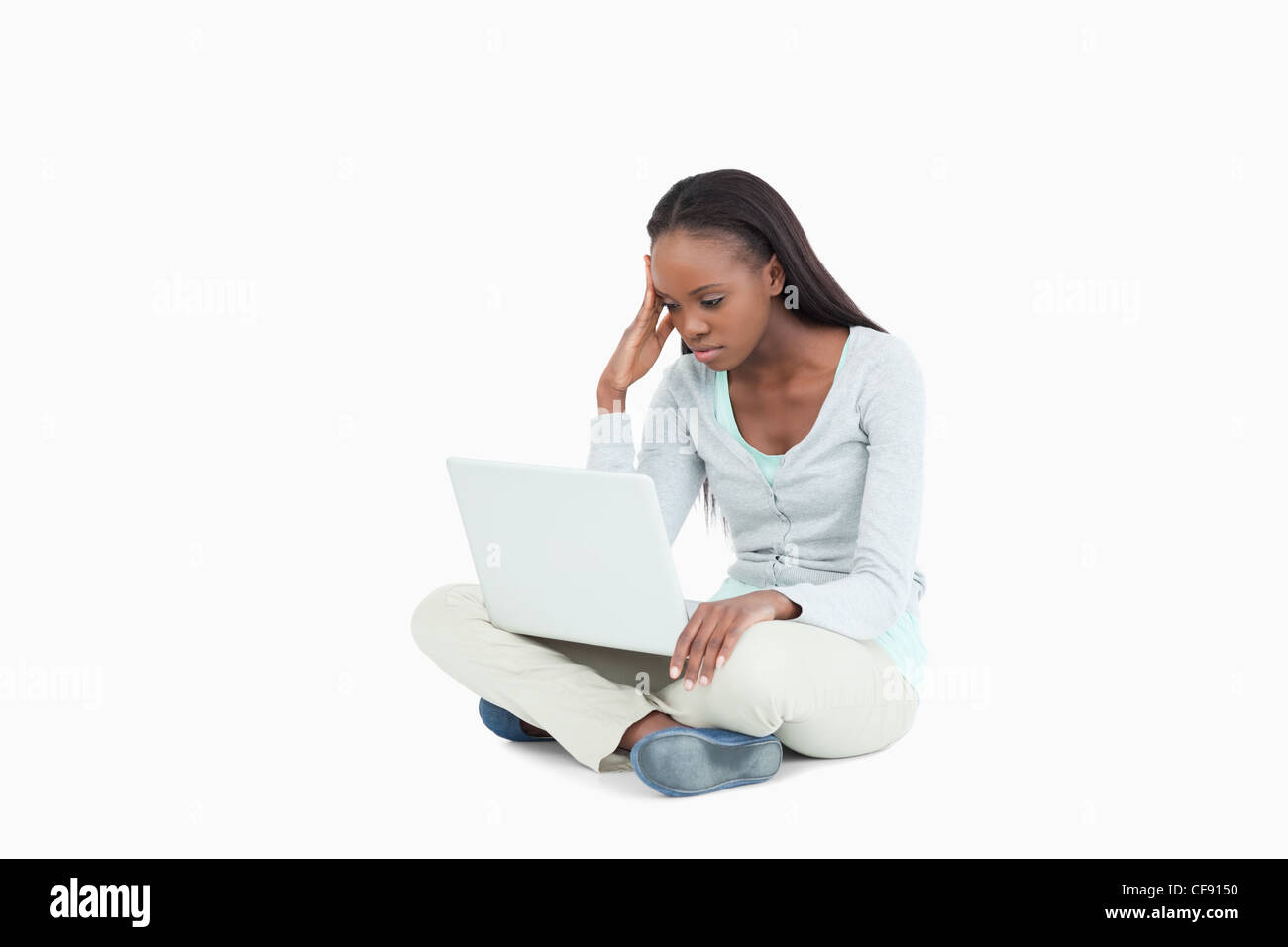 Frau sitzt auf dem Boden Laptop Probleme Stockfoto