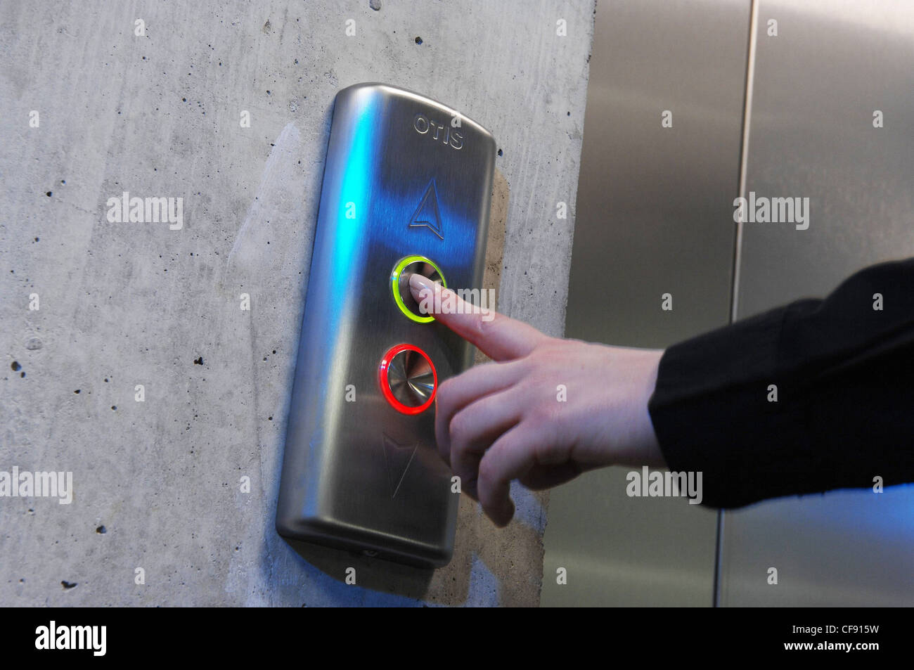 Finger, Hand, rote Taste, Knopf, grüne Taste, Knopf, Aufzug, nach oben, unten, unten, Taste, Knopf, Taste, Taste, Knopf,. Inter Stockfoto