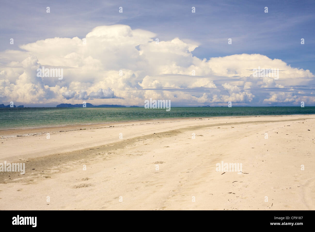 Sonnenstrand, blaues Meer und saubere Himmel Stockfoto