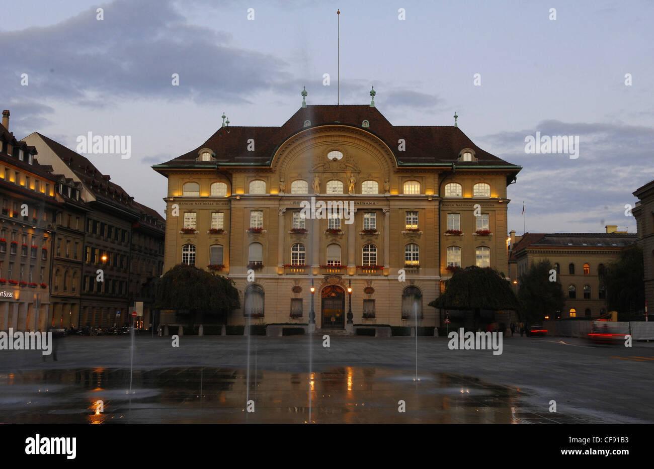 Bern, Schweizerische Nationalbank, Brunnen, Sonnenuntergang, Dämmerung, Stockfoto