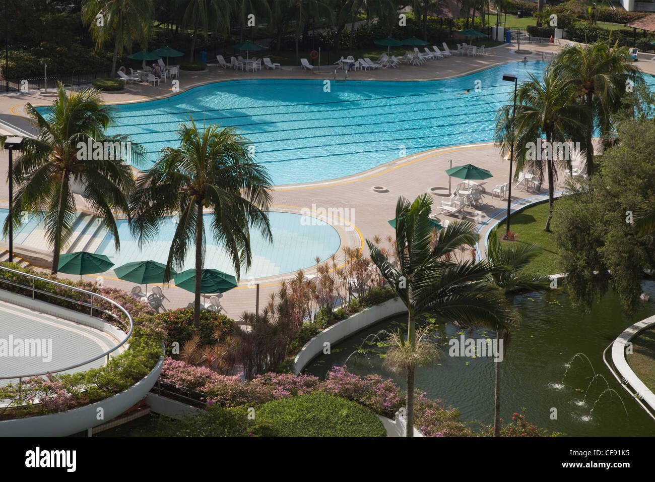 Singapur heißen Sonne tropischen Garten Pool Expat Residenz Hochhaus Wohnungen Wohnungen grün feuchte sicher Crimefree Lebensstil Stockfoto