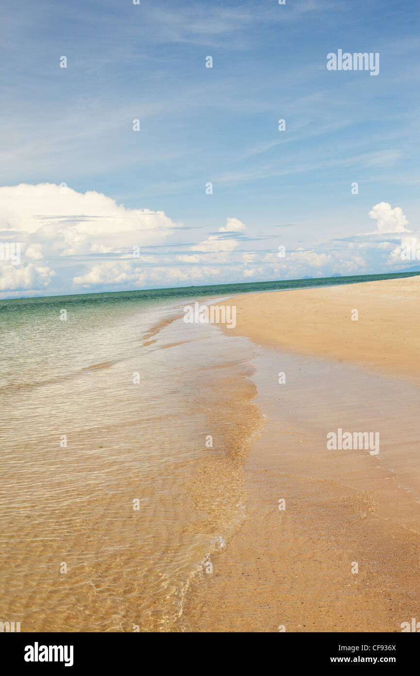 Sonnenstrand, blaues Meer und saubere Himmel Stockfoto