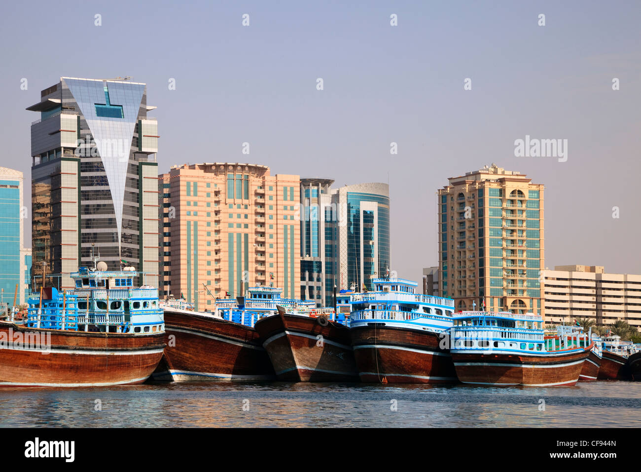 Traditionelle arabische Dhaus gefesselt am Hafen am Dubai Creek, Altstadt, Dubai, Vereinigte Arabische Emirate Stockfoto