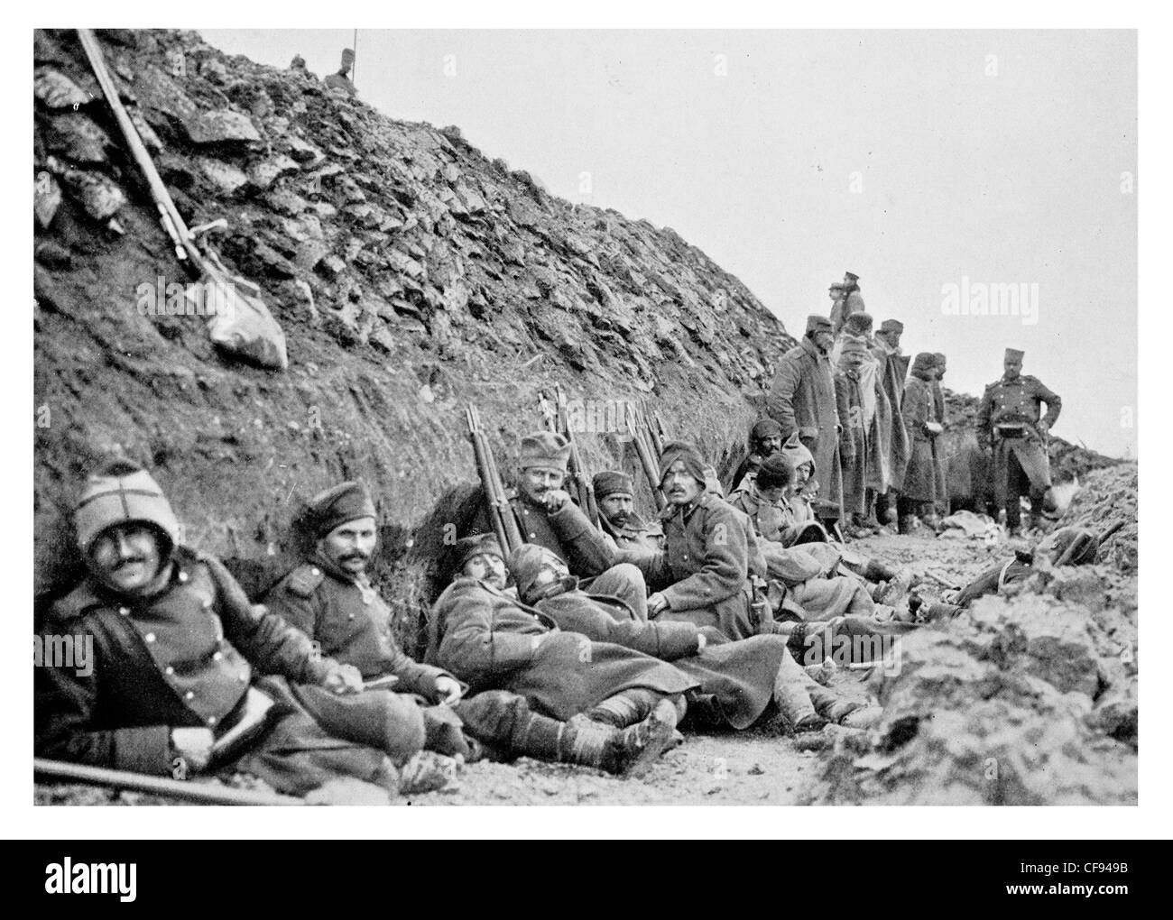 Serbische Truppen Frontlinie Adrianople Thrace Osttürkei Graben Gräben Armee Gewehr müde schlafen einheitliche regiment Stockfoto