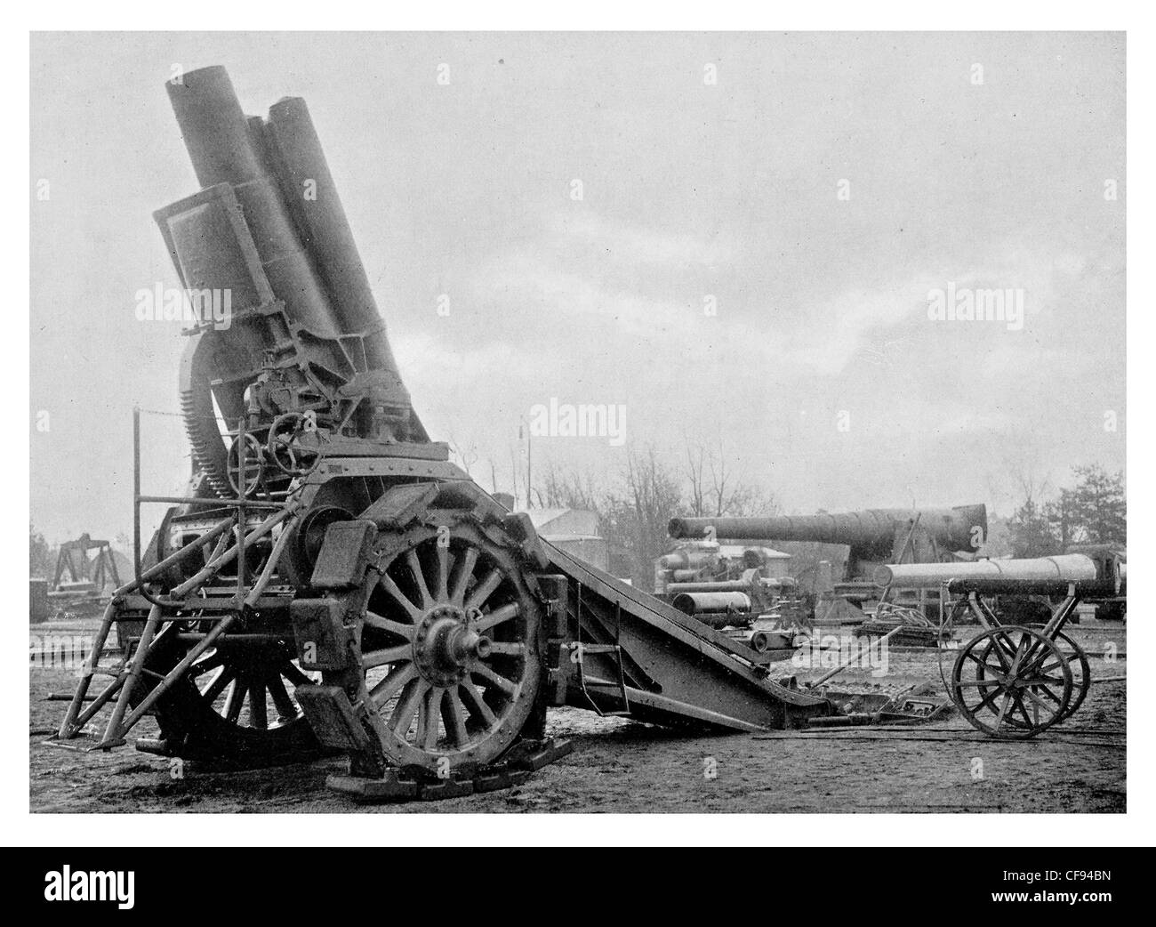 Haubitze auf Caterpillar Track Pistole Artillerie Kanonier Kanone Belagerung Waffe Frontlinie Bombardement Bombardierung Batterie Stockfoto