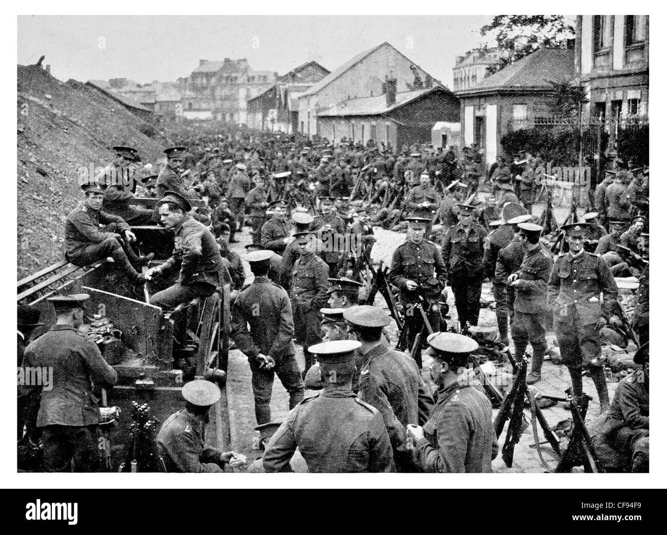 Britische Infanterie ruht in einem Dorf in Frankreich Armee Regiment Unterbrechung Ruhe Stadt Artillerie Rifle Corps sicher Schlacht müde Stockfoto