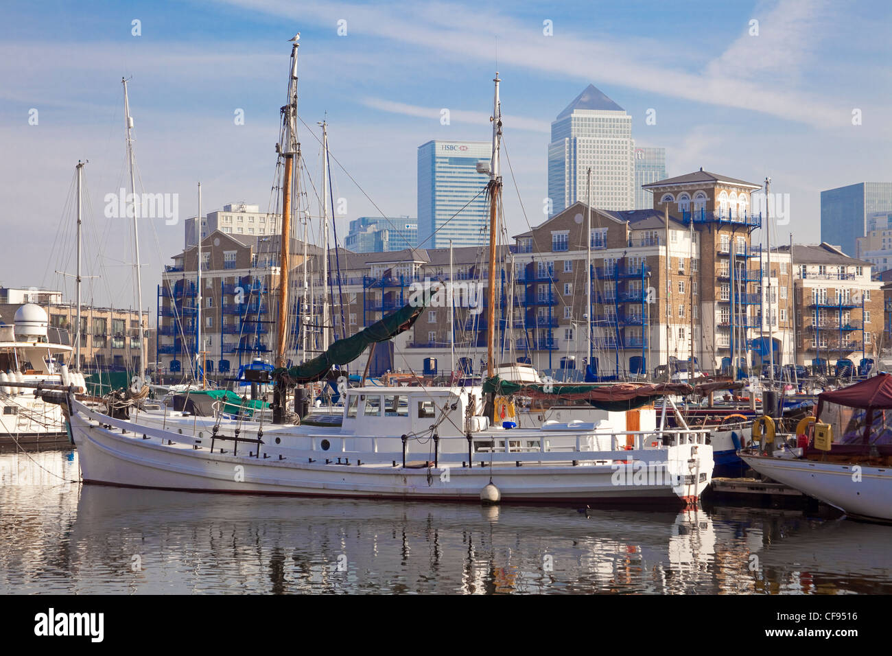 London, Limehouse Limehouse Bassin mit Canary Wharf im Hintergrund März 2012 Stockfoto