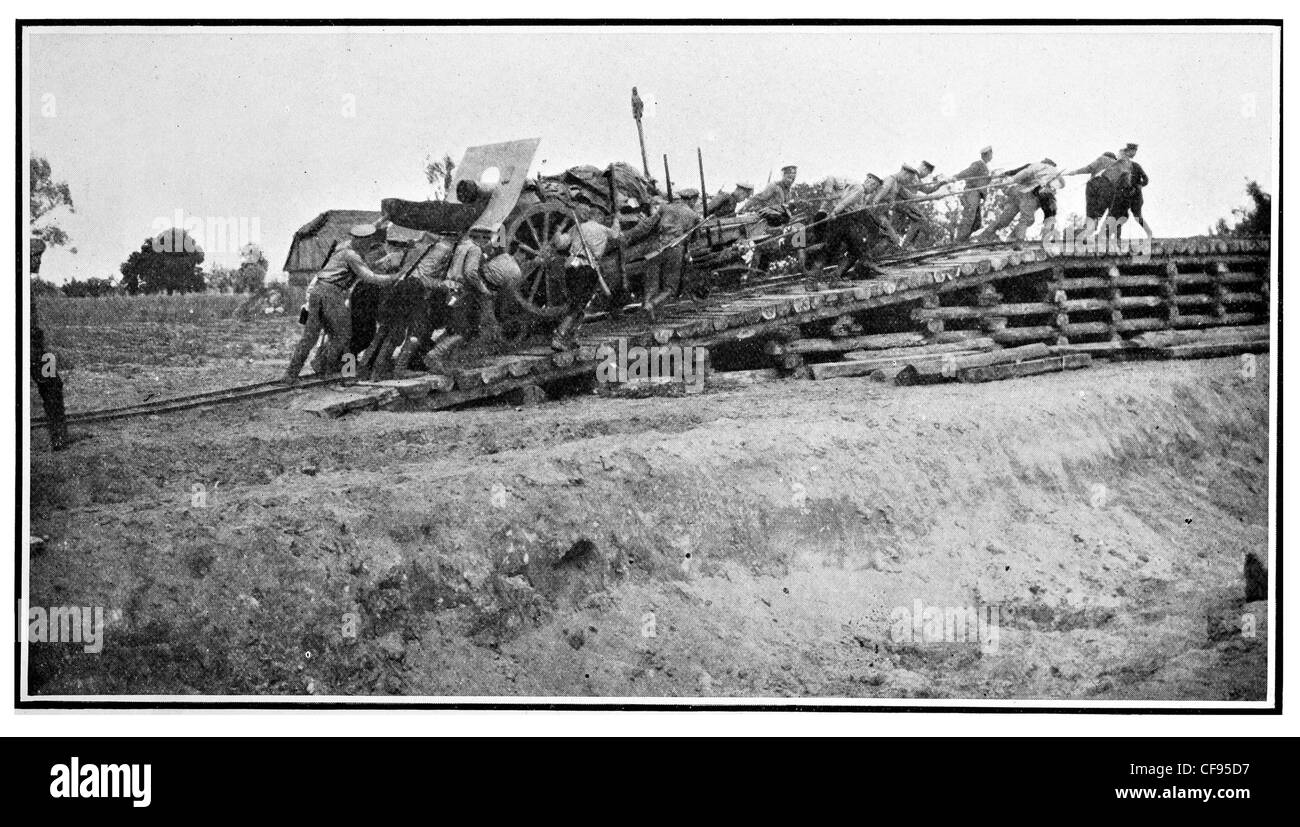 Russen schleppen ein Feldgeschütz Artillerie auf speziell angefertigten Schiene Stockfoto