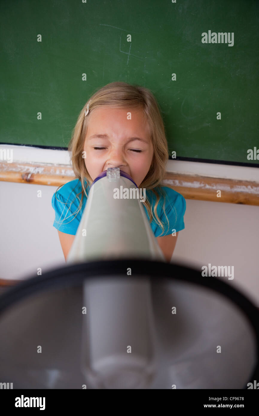 Porträt von einer wütenden Schulmädchen durch ein Megaphon schreien Stockfoto